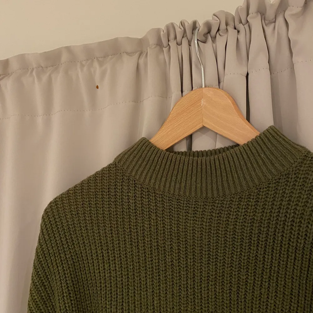 Höstig och fin stickad tröja i en fin mörkgrön färg, aldrig använd då den var för liten för mig💕du som köpare står för frakten . Tröjor & Koftor.