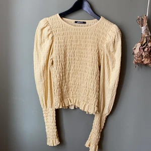 Gina tricot  - Ljusgul tröja från Gina tricot i storlek S. Använd 1 gång! 