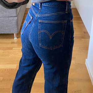 Perfekta mörkblå jeans i modellen ribcage straight från levi’s. Jeansen är i storlek 26 och använda en del men kvalitén är som ny. De är i en superfin ankellängd på mig som är 167 cm lång. Köparen står för frakten som tillkommer🥰