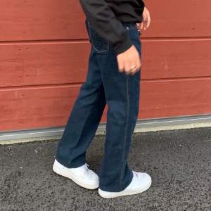 mörkblåa jeans med lite bootcut