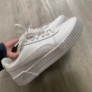 sneakers - vita sneakers från puma som endast är använda 1 gång😊 storlek 36