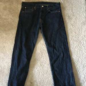 Levi 501 jeans - Ett par 501 Levi jeans storlek W 32 L 32. Dem är i ett bra skick! loafern står för frakten 
