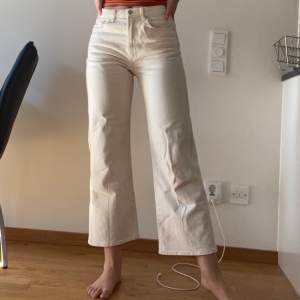 Superfina jeans i storlek 29 från Weekday! Dem är vidare i modellen och lite cropped (jag är 176 cm). Färgen heter Ecru, typ ljusbeige, de är använda 2-3 ggr pga lite för stora i midjan❣️