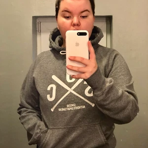 Grå soc hoodie - Grå hoodie från stadium (soc). Storlek M. Originalpriset är 300kr och jag säljer den för 100kr. Den har ett litet hål på axeln (se bild) och är lite nopprig. Jag möts helst upp i Lund eller i närområdet. Hör av er om ni har fler frågor🥰 