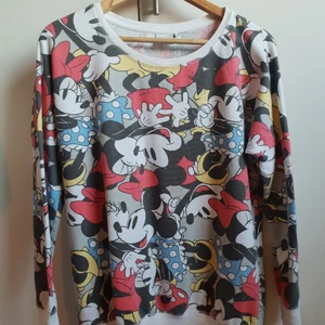 Charmig Disney Mickey mouse tröja! ❤ - Hittad utomlands i en vintagebutik. Oversizead strl 36/38. Förmodligen blekare än ny, men det tycker jag ger en cool retro-känsla 🙌🏼