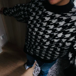 Stickad tröja - En super fin stickad och mjuk hm tröja, perfekt nu till hösten!!🖤🤎🧡 säljer då den inte kommit till så stor användning. Storleken är L men skulle säga att den är mellan M och L. Vid snabb affär kan den gå billigare! (Nypriset tror jag ligger mellan 200-300kr)