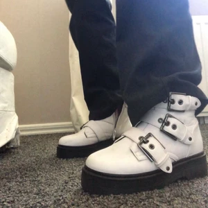 Boots - Sjukt snygga boots. Passar perfekt till hösten. Vita med spännen på sidorna!