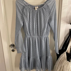 Klänning - Super gullig ljusblå klänning med volang nedtill från hm. Använd Max 2 gånger! 💕