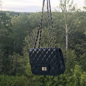 Gullig väska  - Använd forskare gånger inte skadad på något sätt. Ser praktiskt taget ny ut.❤️ Ny kostade den runt 200-250. Man kan själv välja om den ska vara lång eller kort🥰