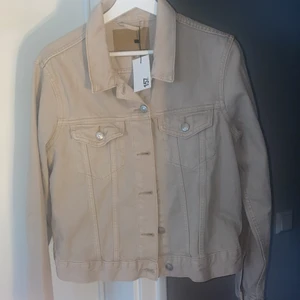 Beige Jeansjacka - Säljer min super fina oanvända jeansjacka ifrån lager 157💛