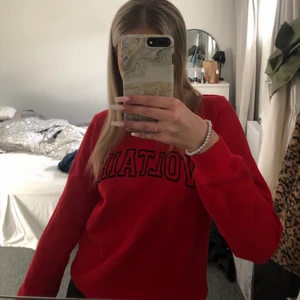 Zadig sweatshirt  - En röd Zadig et voltaire sweatshirt som är som ny, svart text. Köpte den i maj och endast använd en gång sedan dess. Passar mig som vanligtvis har Xs/s!🥰 Billigare vid snabb affär!!!