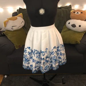 Knälång kjol storlek M  - Säljer nu min fina sommar kjol! Använd ett antal gånger men är fortfarande i toppkvalitet, passar både M och S. 