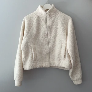 Fleecejacka - Jag säljer denna jättefina fleecejackan från Bikbok💖Den är offwhite och i storlek xs. Jackan är i en modell som är lite kortare. Den har två fickor och den är justerbar längst ner på jackan. Använd fåtal gånger💕 Betalning sker via Swish. 