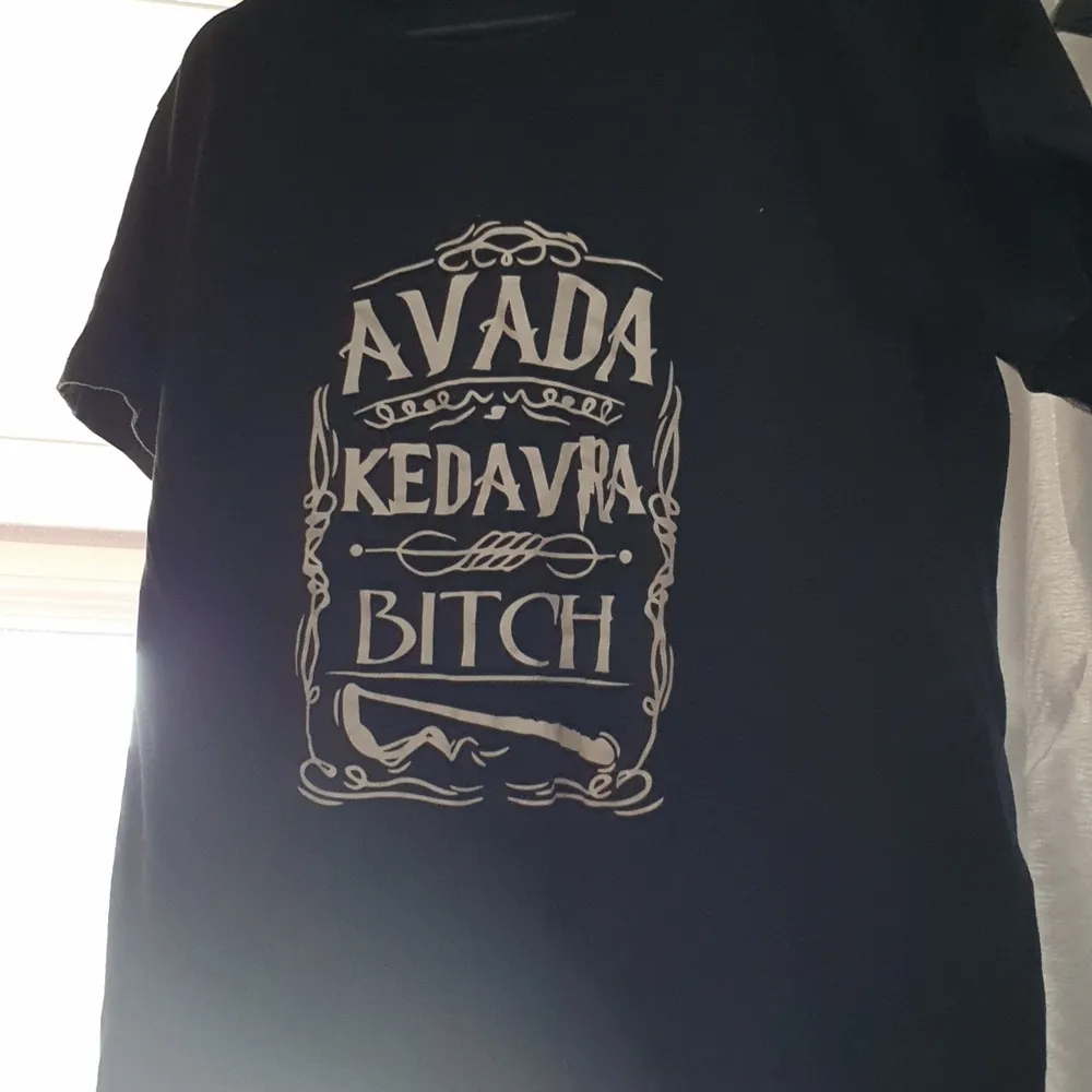 Avada kedavra bitch tryck på en svart tshirt. T-shirts.