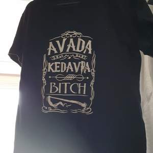 Avada kedavra bitch tryck på en svart tshirt