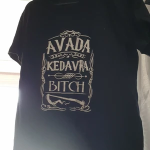 Harry potter tshirt - Avada kedavra bitch tryck på en svart tshirt