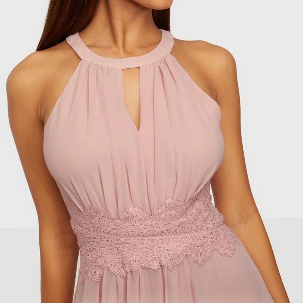 Superfin klänning från Nelly i dusty pink, endast använd en gång. Nypris 549 kr, säljer för 300 kr men priset kan gå ner vid snabb affär! Kan fraktas ❤️. Klänningar.