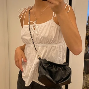 Läder liknande väska - Säljer denna as snygga läder liknande väska då den aldrig kommer till användning längre. Finns otroligt mycket utrymme som man kan fylla den med. Kan användas som vanlig axelbandsväska, portmonnä eller en necessär 😍 finns en liten vit fläck på sidan därav priset, men man tänker inte på det. Dm vid intresse 😊 BAND INGÅR EJ!