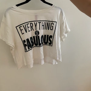 Grop top  - Oanvänd crop top från H&M i storlek M. Superskönt material och väldigt pösig tröja. Köparen står för frakten. 