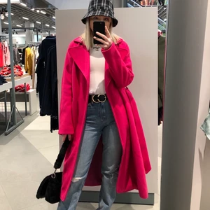Rosa kappa - Rosa kapp från bikbok. Storlek L men är själv storlek S så passar perfekt. Gillar när den är lite mer oversized som bilden så därför är den i större storlek 