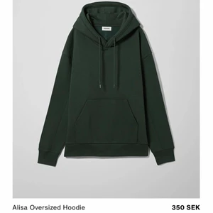 Hoodie (mörkgrön) från weekday - Min favorithoodie i typ 2 år! Nu är det tyvärr dags att sälja den. Kvaliteten är fortfarande bra och inga defekter. Nypris: 350, men jag säljer för 180kr med frakten inräknad! Den är lite oversized och i passar allt från XS-M beroende på vilken passform man önskar ❤️ skriv privat för fler frågor!