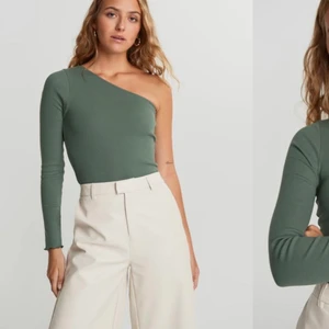 Grön topp - Grön topp från Ginatricot i storlek S🤍🤍 aldrig använd och lappen sitter kvar på🤍🤍