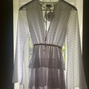 Linn Ahlborg NA-KD klänning  - Superfin vit klänning som Linn Ahlborg designade för NA-KD för några år sedan. Helt oanvänd i storlek 32. Passar XXS/XS.