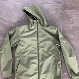 Skaljacka - Grön jacka från Everest! Jag har använt jackan som skidjacka en säsong! Den har 10.000 vattenpelare, vilket betyder att den är vattentät! Hög andningsförmåga! Perfekt i skidbacken eller som regnjacka ute i naturen 😄 