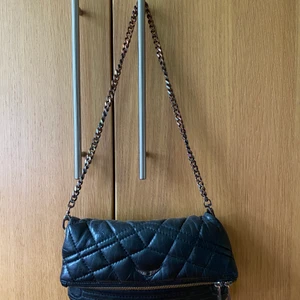 Zadig & Voltaire väska - Äldre väska från Zadig & Voltaire. Från deras rockstud kollektion. Väskan har tecken på användning och kedjan har blivit lite bronsfärgad. Men jag tycker den är snyggast så. Tyvärr så har jag inte kvar den långa kedjan men det går sätta dit vilken kedja man vill. Den korta på bilden följer med såklart.