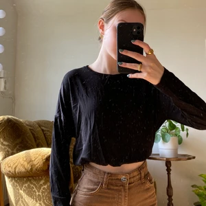 svart tröja som kan justeras i midjan - denna tröja är köpt på Nelly och är väldigt smart då den kan justeras i midjan. den sitter väldigt fint och tyget är skönt och luftigt. 🤍 storleken är XS men funkar även som S och M. 