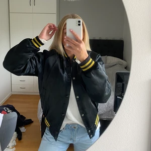 Varsityjacka - Säljer denna skitcoola och unika varsityjacka. Den är i ganska tjock material, typ som en vanlig bomberjacka vilket gör att den går att använda hela hösten/våren och säkert en del på vintern med en tjocktröja under. Storlek s men passar xs-m beroende på hur man vill att den sitter 💕
