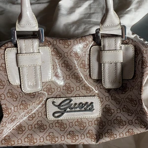 Guess väska  - Fin äkta Guess väska, är en liten färg fläck under väskan därav det billiga priset