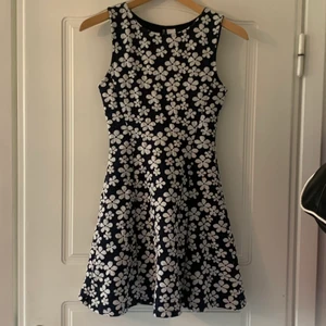  Klänning  - Super fin klänningen från hm, storlek xs, pris 30kr + frakt 