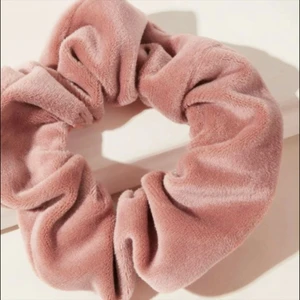Rosa scrunchie  - Säljer över 200 plagg! 🤩 Stor mängdrabatt när du köper fler saker! 🤑 ✨ Köp 3(+) plagg 15% rabatt. ✨ Köp 5(+) plagg 20% rabatt.  ✨ Köp 10 (+) plagg 25 % rabatt. ✨ Köp 15 (+) plagg 30 % rabatt