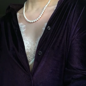 Lila skjorta i sammetsliknande tyg - Det perfekta höstplagget! Bra som ett extra lager likaväl som för sig självt. En skjorta som jag tycker passar alla:) Färgen syns nog som bäst på bilden i mitten. Köpt på humana och använt fåtal gånger. 