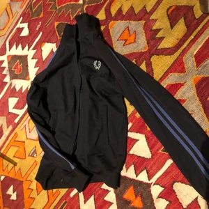 Fred Perry huvtröja - Fred Perry huvtröja. Storlek S. Möts helst upp men kan frakta också. Köparen står för frakt.