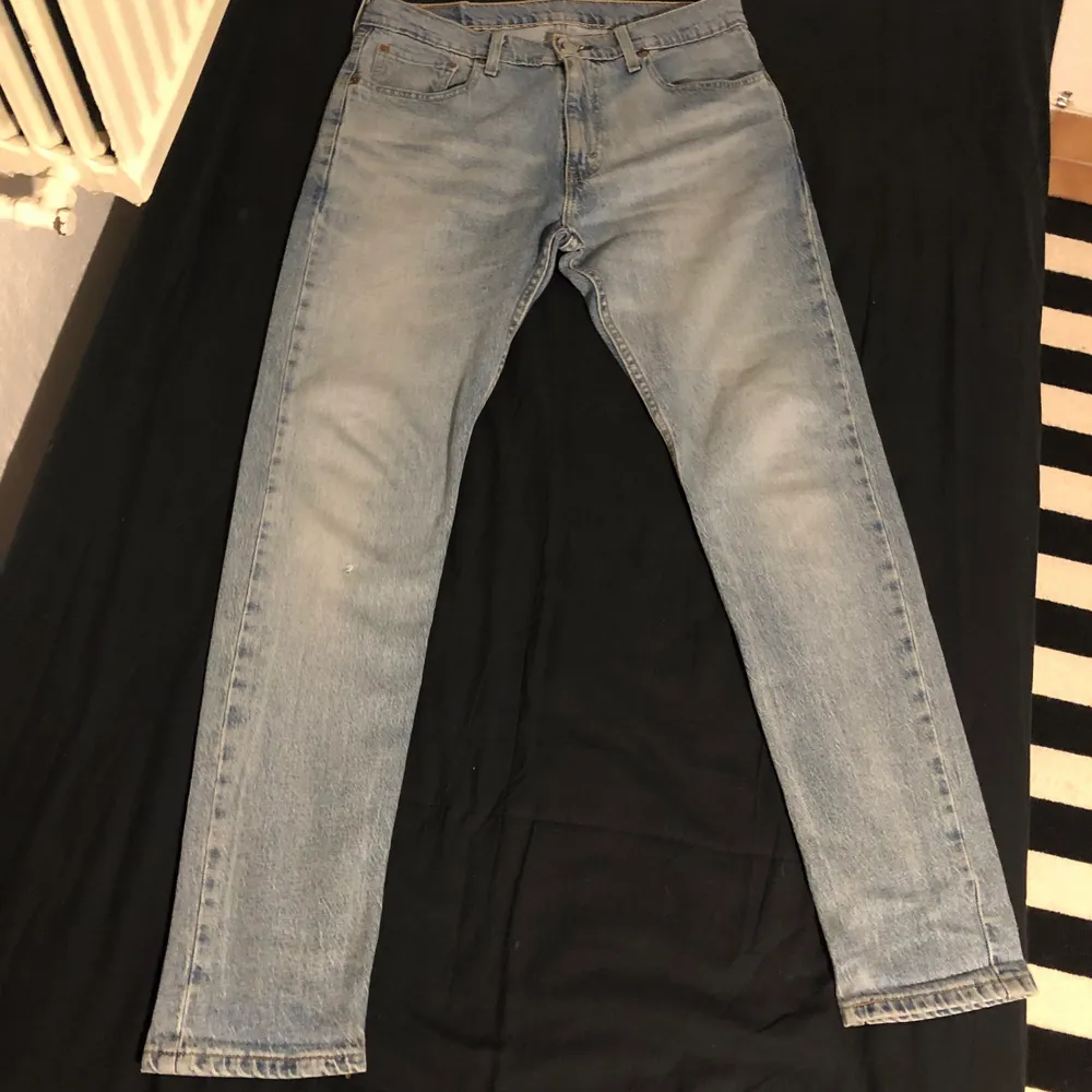 Snygga helt oanvända lite ljusare trendiga Levis jeans. Original pris: 1000 kr. Skicka 10/10. Hör gärna av dig vid frågor och funderingar! . Jeans & Byxor.