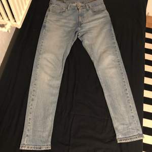 Snygga helt oanvända lite ljusare trendiga Levis jeans. Original pris: 1000 kr. Skicka 10/10. Hör gärna av dig vid frågor och funderingar! 