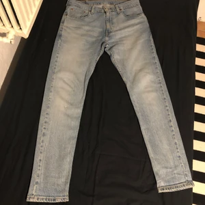 Levis jeans, modell 512 - Snygga helt oanvända lite ljusare trendiga Levis jeans. Original pris: 1000 kr. Skicka 10/10. Hör gärna av dig vid frågor och funderingar! 
