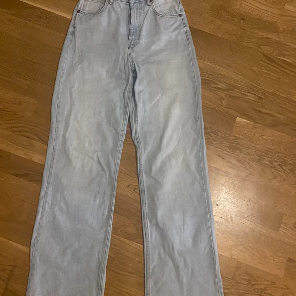 Skit snygga jeans från zara som tyvärr är försmå för mig. De är vida. Storlek 36 och nästan aldrig använda! Köparen står för frakten!💘💘. Jeans & Byxor.