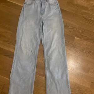 Jeans från zara  - Skit snygga jeans från zara som tyvärr är försmå för mig. De är vida. Storlek 36 och nästan aldrig använda! Köparen står för frakten!💘💘