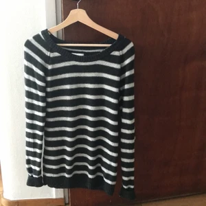 Stickad tröja - Säljer en jättemysig stickad tröja! Den sitter lite oversized vilket är riktigt fint🌸 Bara att ställa frågor om ni undrar något!