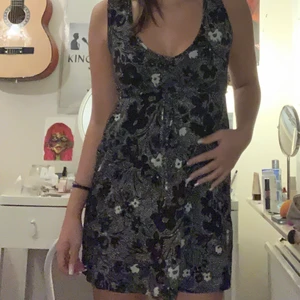 Klänning med blommönster  - Söt klänning med snörning under bysten! Kan passa en M då de är stretchigt material 🌟