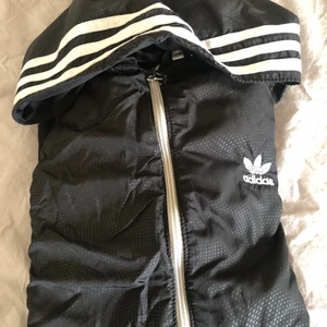 Adidas sportjackan 100kr - Adidas sport tjej jackan stl. S/M. Svartfärg.   Den är mycket  bra skick. Inga håll . Har används under förra höst.  Hund finns hemma. Säljer för 100kr.