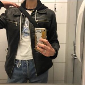 Skinnjacka - Vintage läder/skinn mc jacka från guess med silverdetaljer🖤