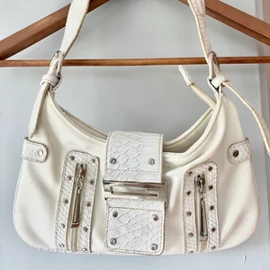 Vit väska  - Vit väska med silvriga detaljer🤍 BUDGIVNING, AVLUTAS ONSDAG 15/9!!! 