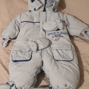 Barn vinteroverall st 74 - Är använd med i ett bra skick. 