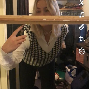 Stickad väst - Stickad väst knappt använd. Passar S-L beroende på hur man vill att den ska sitta