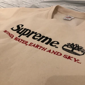 Supreme X Timberland Crewneck - Supreme X Timberland i storlek M, den är TTS. Tröjan är knappt använd så i cond får den 9/10  Supreme påse medföljer, skickas via PostNord spårbart (66kr)