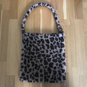 Jag säljer en så fin fluffig leopard väska! Köparen betalar frakt 